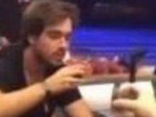 Com pai preso, Olin viaja para Berlim e se diverte com amigos
