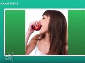 Canal Saúde: Comer maçã pode substituir a escovação dos dentes?