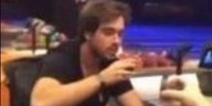 Com pai preso, Olin viaja para Berlim e se diverte com amigos