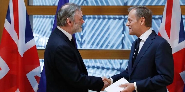 Reino Unido entrega carta e dá início à saída da União Europeia