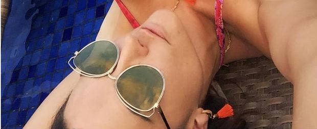 Laura Keller sensualiza de biquíni micro e quase mostra demais
