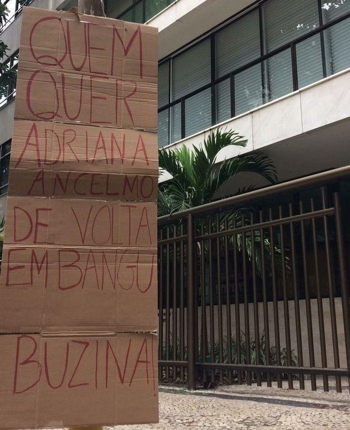 Cartaz pede que motoristas buzinem