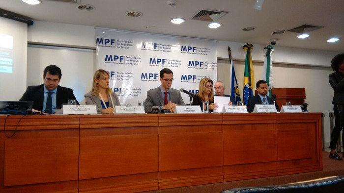 Procuradores da força-tarefa da Lava Jato falam em Curitiba