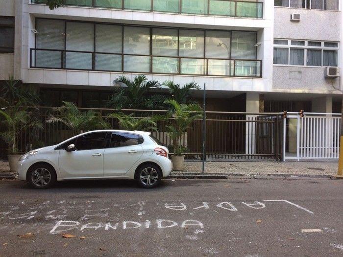 Protestos na porta do prédio onde mora Adriana Ancelmo