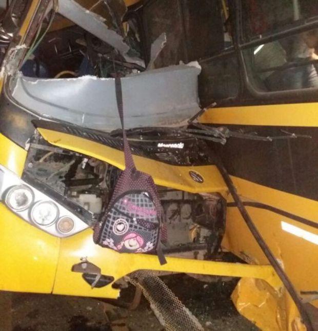 Colisão entre ônibus escolares deixa 7 mortos
