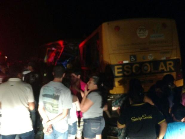 Colisão entre ônibus escolares deixa 7 mortos em Alagoas