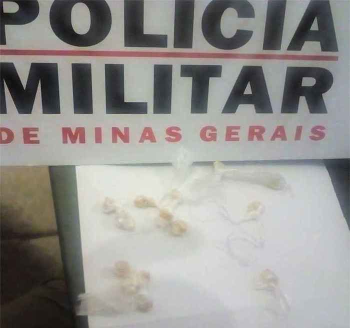 Mãe encontra drogas do filho de 14 anos e entrega à polícia