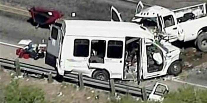 Grave acidente entre van e caminhonete deixa 13 mortos nos EUA