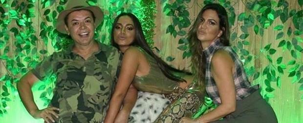 Anitta comemora aniversário com presença de famosos