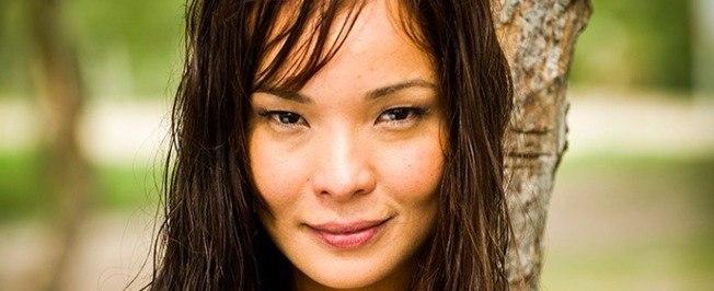 Carol Nakamura posa de topless em ensaio sensual