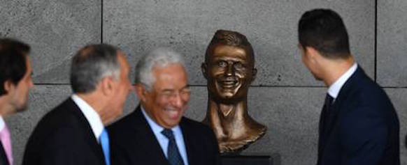 Cristiano Ronaldo pede para escultor remover rugas de busto