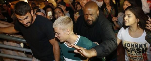 Justin Bieber causa tumulto e desiste de jantar em restaurante