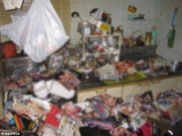 Homem morre esmagado por pilhas de toneladas de revista pornôs