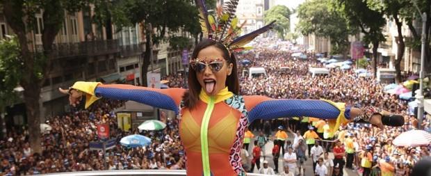 Anitta reúne famosos e arrasta multidão para o Bloco das Poderosas
