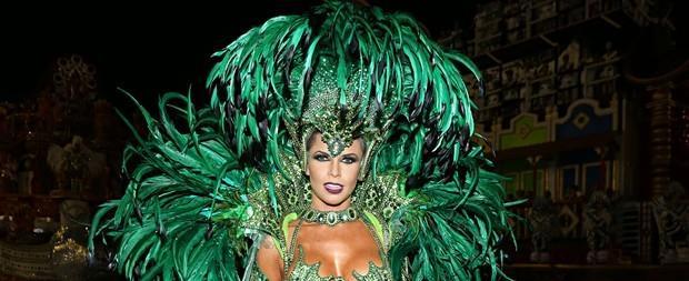 Cacau Colucci exibe ferimentos após desfile: "Na carne viva"