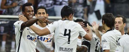 Corinthians vence Santos e segue na liderança do Grupo A