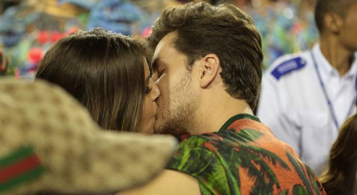 Camila Queiroz e Klebber Toledo