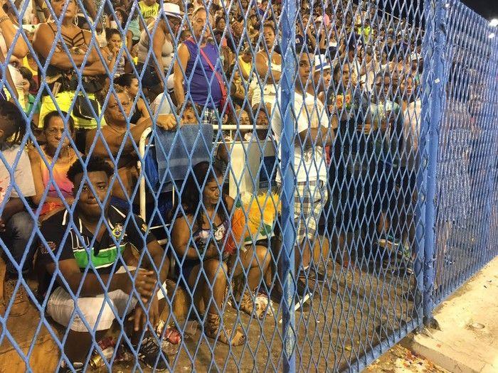 Degrau próximo à grade estava ocupado neste sábado