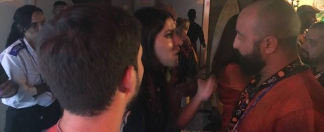 Atriz se recusa a vestir camisa de camarote e arma barraco em festa