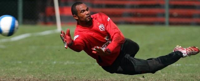 Chapecoense nega interesse em contratar goleiro Bruno