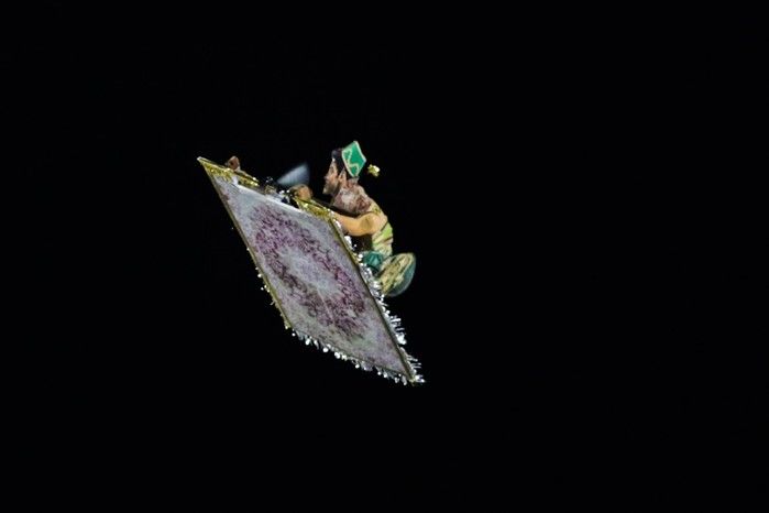 Comissão de frente da Mocidade tinha aeromodelo que simulava o Aladim