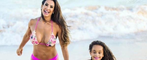 Scheila Carvalho posa com biquíni igual ao da filha em dia de praia