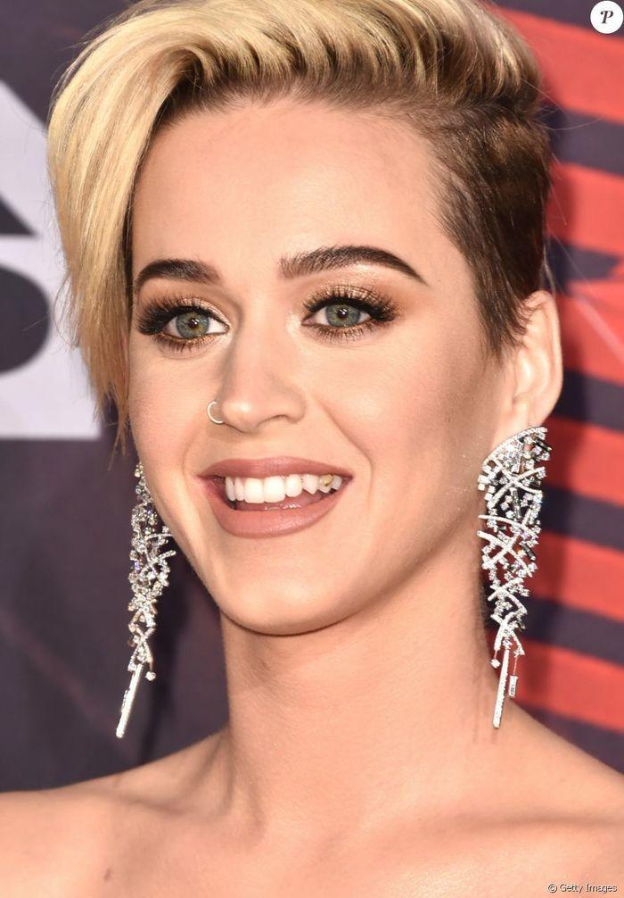 Katy Perry exibe dentes sujos em prêmio e reclama por não ser avisa