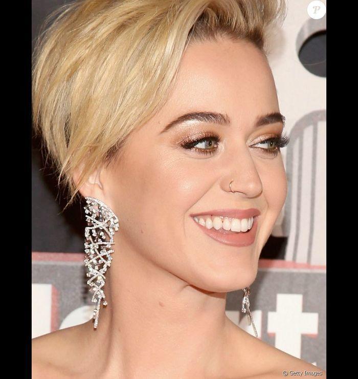 Katy Perry exibe dentes sujos em prêmio e reclama por não ser avisa