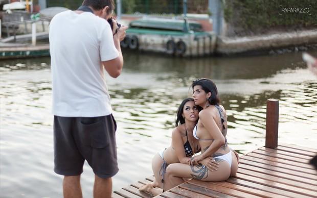 Camila Benfica e Karina Barros em ensaio para o Paparazzo (Crédito: Reprodução)