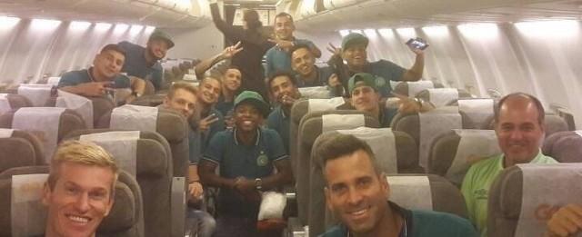 Jogadores postam fotos do primeiro voo internacional da Chapecoense