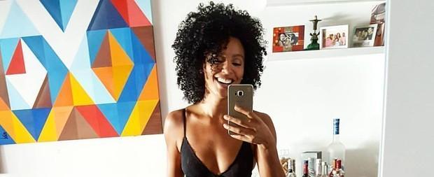 Sheron Menezzes exibe corpo perfeito ao posar de calcinha e sutiã