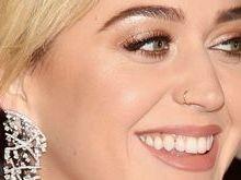 Katy Perry exibe dentes sujos em prêmio e reclama por não ser avisa