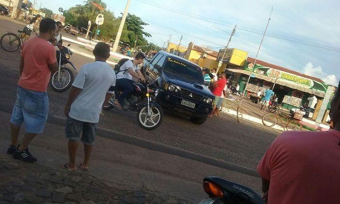 Carro invade preferencial e provoca acidente em José de Freitas