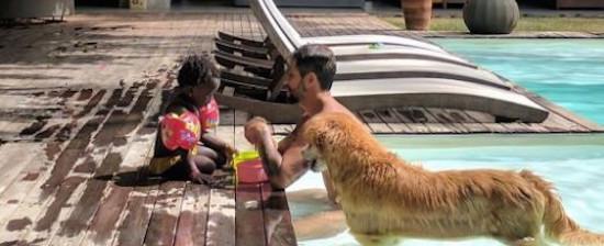 Bruno Gagliasso curte piscina com Titi em dia de sol