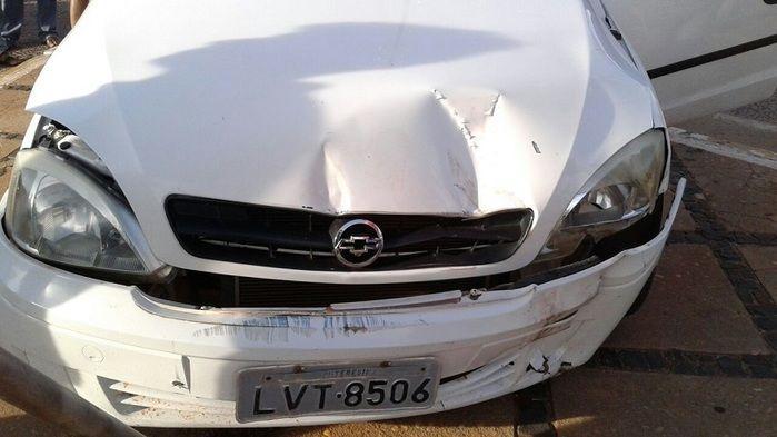 Carro invade preferencial e provoca acidente em José de Freitas