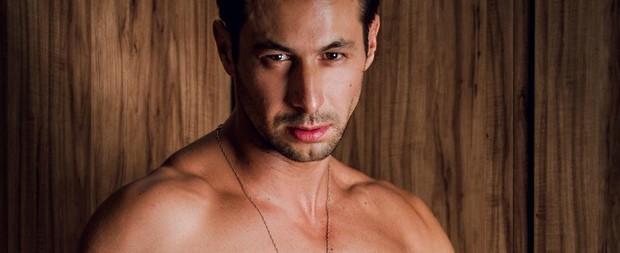 EX-BBB Emanuel Milchevski fica peladão em ensaio sensual