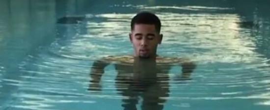 Gabriel Jesus, do City, faz trabalho na piscina e mostra confiança