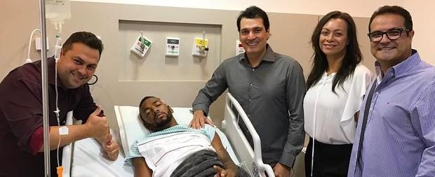 “Na hora de tirar esse chifre”, brinca Nego do Borel após cirurgia