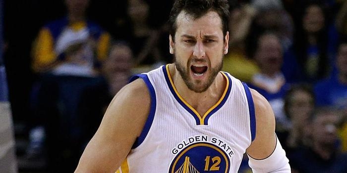 Jogador Andrew Bogut fratura a perna em jogo de estreia na NBA