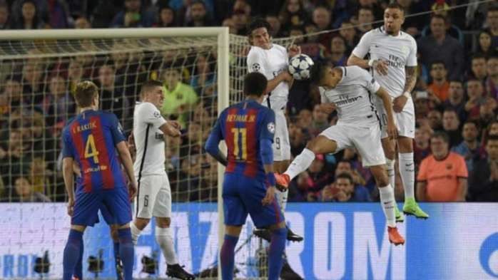 Barcelona faz seis no PSG e avança
