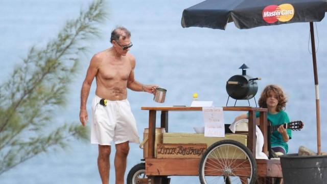 Mário Gomes vendendo hambúrguer em praia