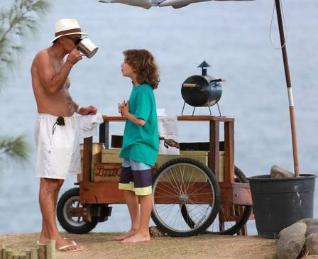 Mário Gomes vendendo hambúrguer em praia