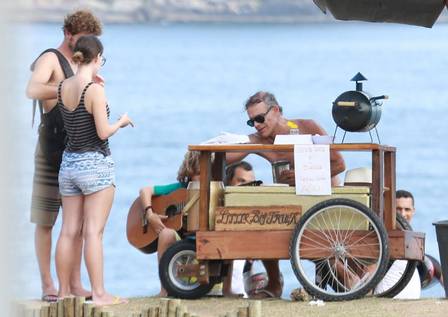 Mário Gomes vendendo hambúrguer em praia