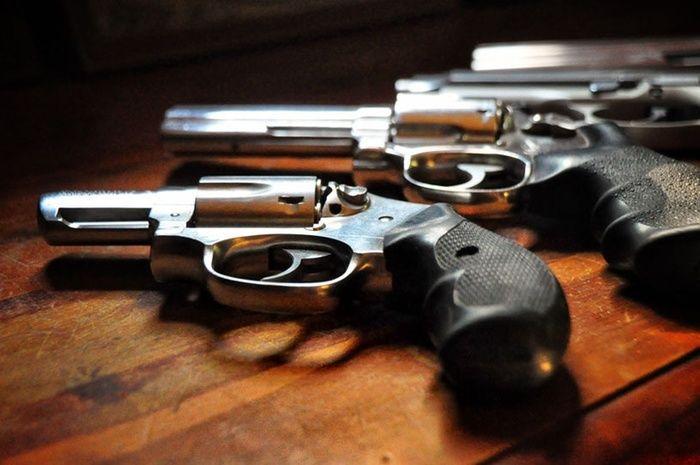 Menino é baleado no colo da mãe durante troca de tiros