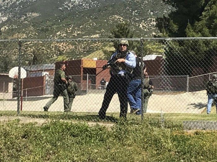 Serviços de emergência respondem a tiroteio em escola de San Bernardino, nos EUA (Crédito: AP)