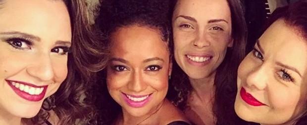 Ex-chiquititas se reúnem no teatro com Fernanda Souza