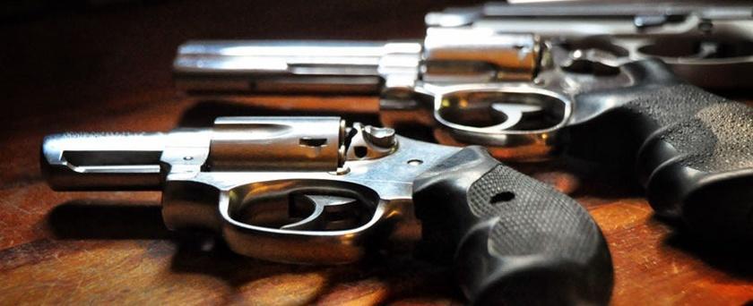 Menino é baleado no colo da mãe durante troca de tiros