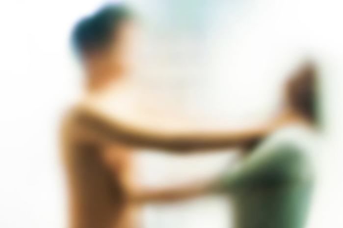 Um homem durante um ataque de fúria matou sua esposa em Itatinga, interior de São Paulo. Após o crime, ele enviou mensagens de celular à filha do casal informando o local em que o corpo da mãe dela estava, na Fazenda Macedônia, no Distrito do Lobo, e avisando iria tirar a própria vida. A Polícia Civil investiga a hipótese de crime passional. O agressor identificado como Fabiano Claro, de 40 anos, foi encontrado morto na fazenda. Ele havia brigado com a esposa, Rosilda Schneider Claro, de 37, por ciúmes. Na noite de sábado, 8, o suspeito convidou a vítima para ir à fazenda. Na madrugada de domingo, ele enviou um SMS para a filha dizendo o que tinha feito e avisando que também se mataria. Fabiano descreveu com detalhes o local onde o carro do casal estava. O corpo da mulher, com marcas do enforcamento, foi encontrado no porta-malas. Em local próximo, foi achado o corpo do homem. O casal deixou quatro filhos. Os corpos foram sepultados nesta segunda-feira, 10, no Cemitério Municipal de Itatinga. A polícia abriu inquérito para investigar o caso.