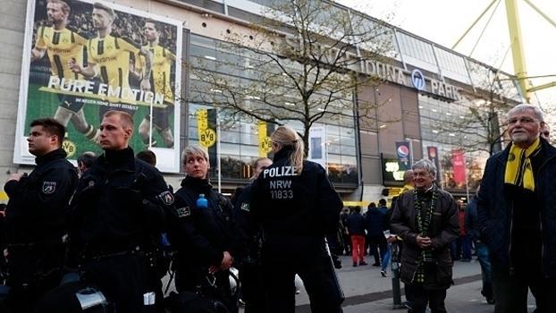 Polícia em frente ao estádio do Borussia Dortmund (Crédito: Getty)