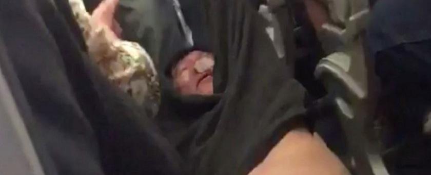 Homem sendo retirado de avião à força choca internautas; vídeo